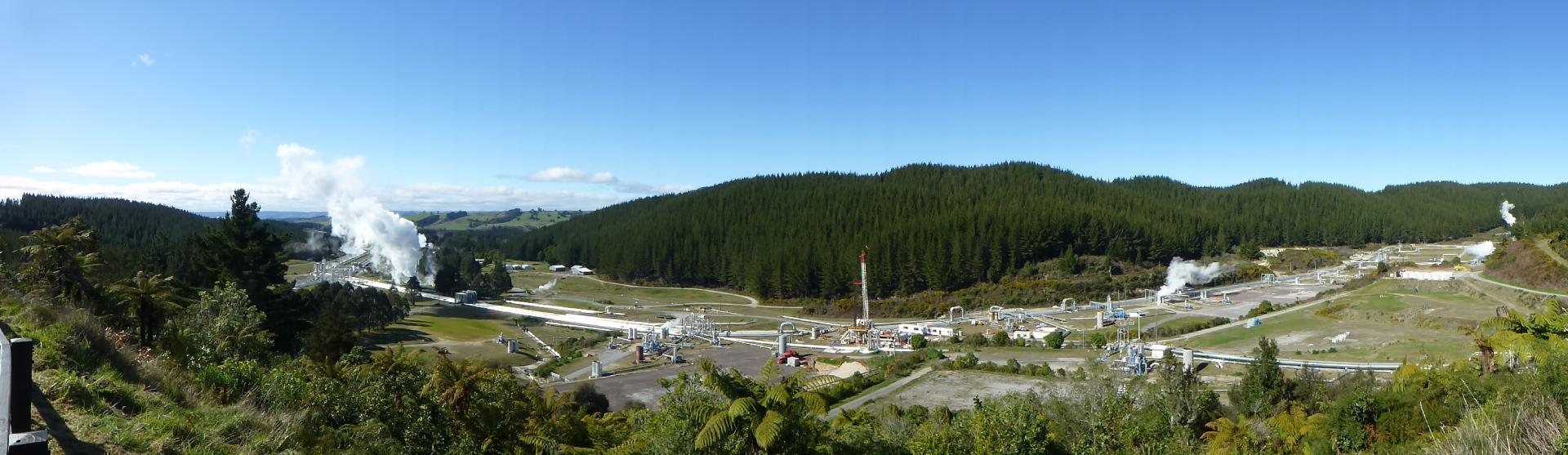 Vue panoramique du champ géothermique de Warakei. Un forage est en cours de réalisation (Nouvelle-Zélande, 2013). - © BRGM - Frederick Gal Minergies